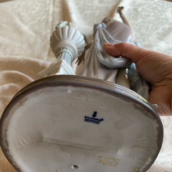 RETIRED 2000  ‘A TOUCH OF CLASS LLADRO’ PORCELAIN FIGURINE - Item# 01005377 - Picture 7 of 12